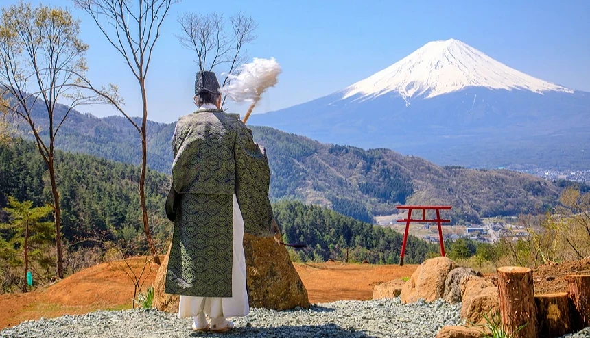 山腰上的朱紅色鳥居與後方的富士山