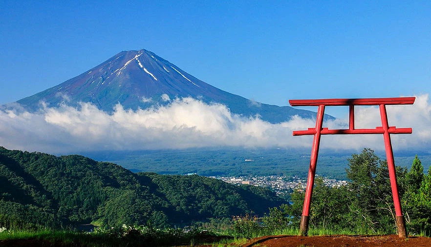 山腰上的朱紅色鳥居與後方的富士山