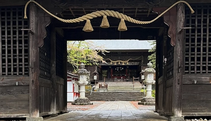 神社山門與石階參道景色