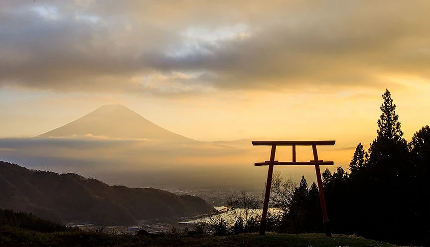 富士山與鳥居的夕暮山景