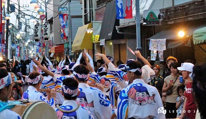 阿波舞大会新高圆寺站附近的游行队伍