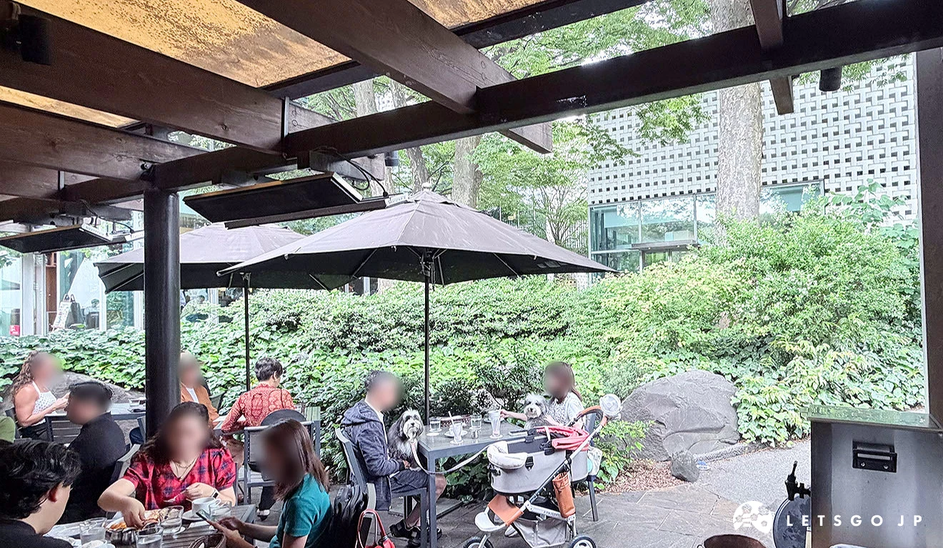 IVY PLACE的户外用餐座位