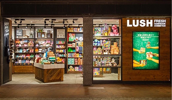 LUSH 门市货架上摆满商品