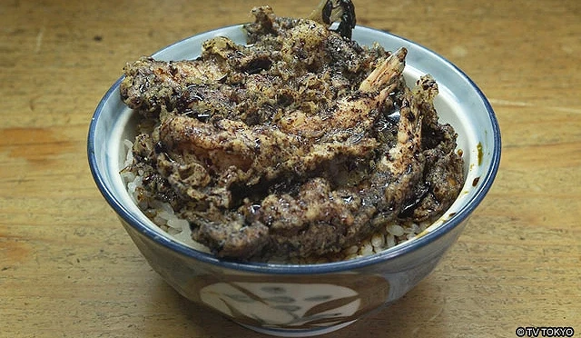 炸物放在白飯上面。