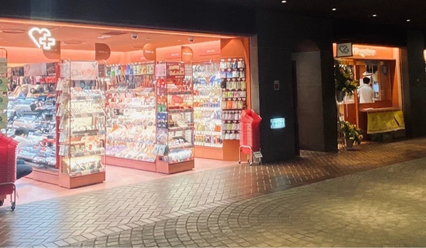 粉红色店铺,货架上摆满商品