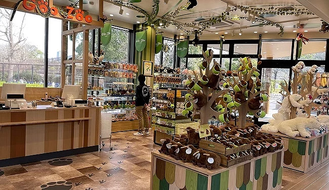 寫著 Goo Zoo 招牌,周圍有很多展示櫃,展示櫃上有奇異鳥、北極熊等等動物玩偶