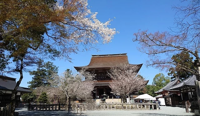 一座兩層樓的日本佛寺外觀