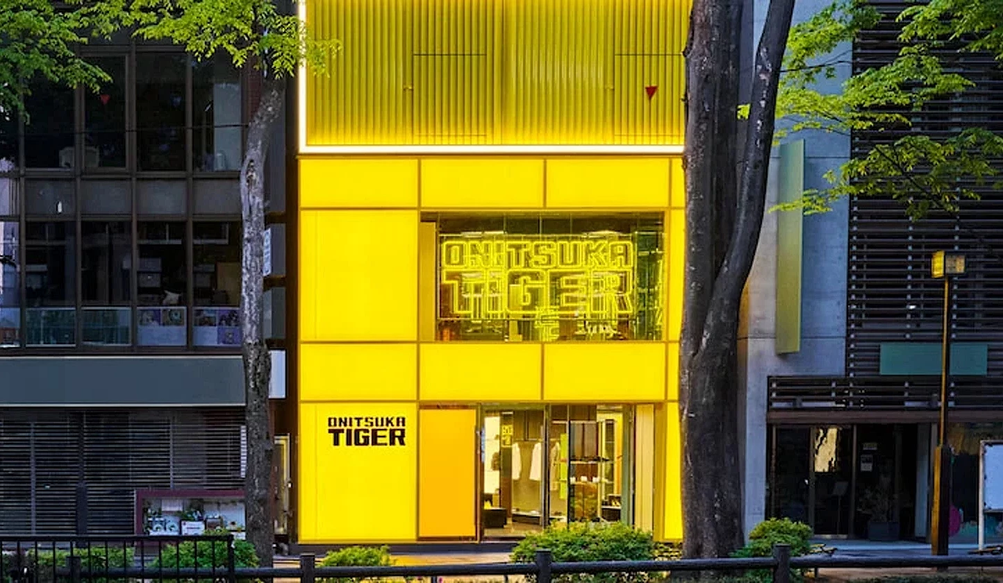 Onitsuka Tiger 表參道 Yellow Concept Store的外觀鮮黃搶眼