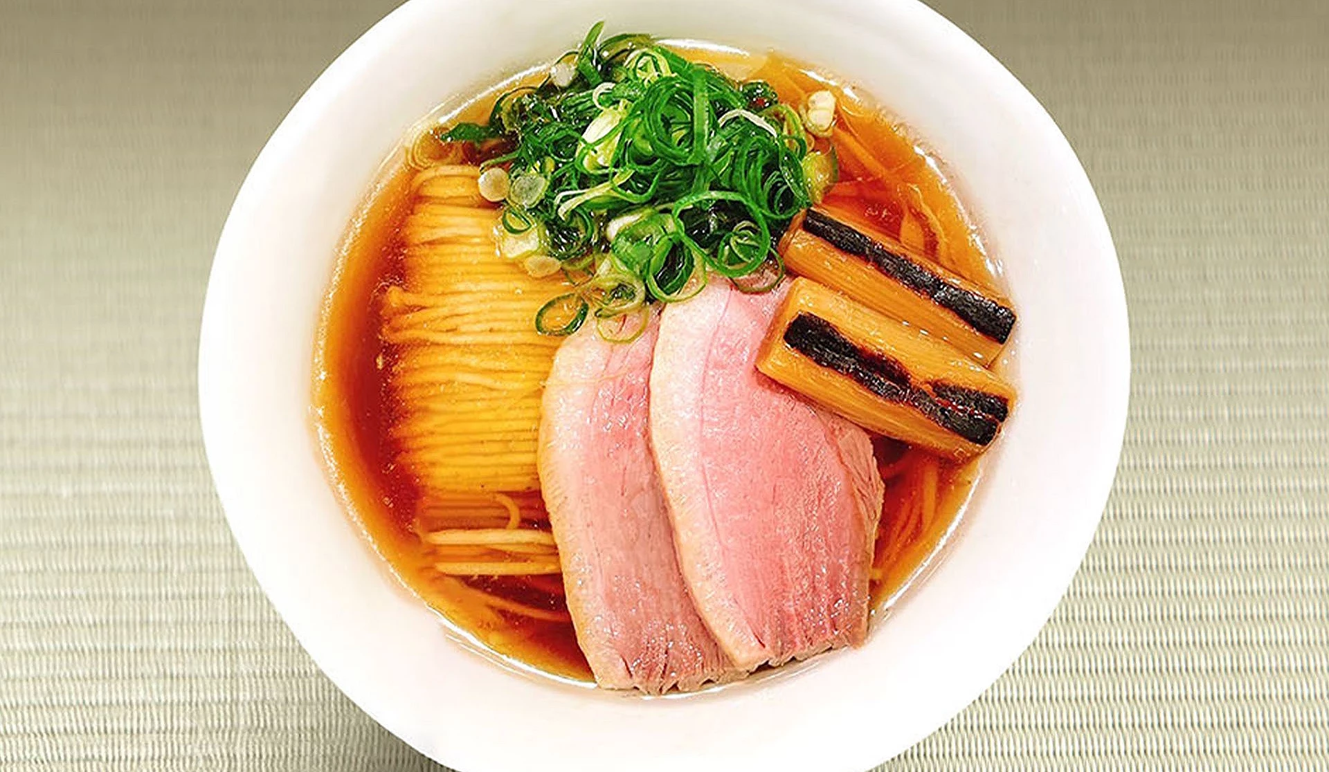 招牌鸭肉拉面汤头鲜美甘甜