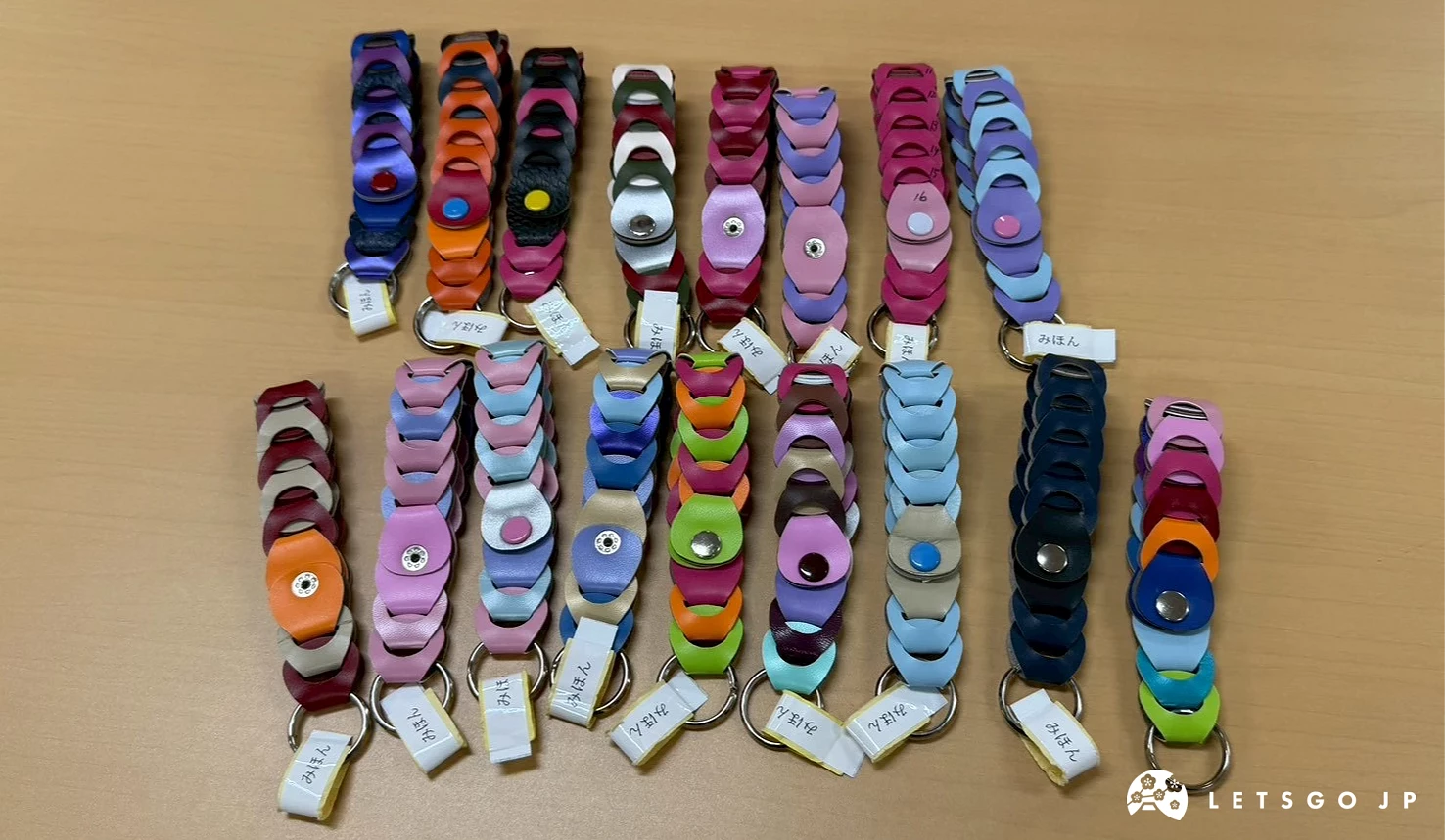 桌面上排列多款不同顏色的DIY吊飾成品