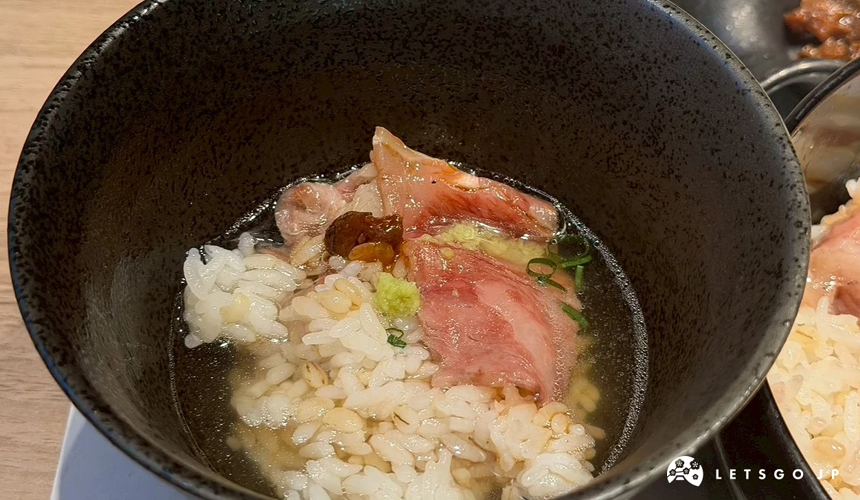 吃到最後盛裝在黑碗中的牛肉茶泡飯,將鮮嫩牛肉與白飯倒入清澈鮮美的高湯中,呈現溫潤清爽的日式經典吃法。