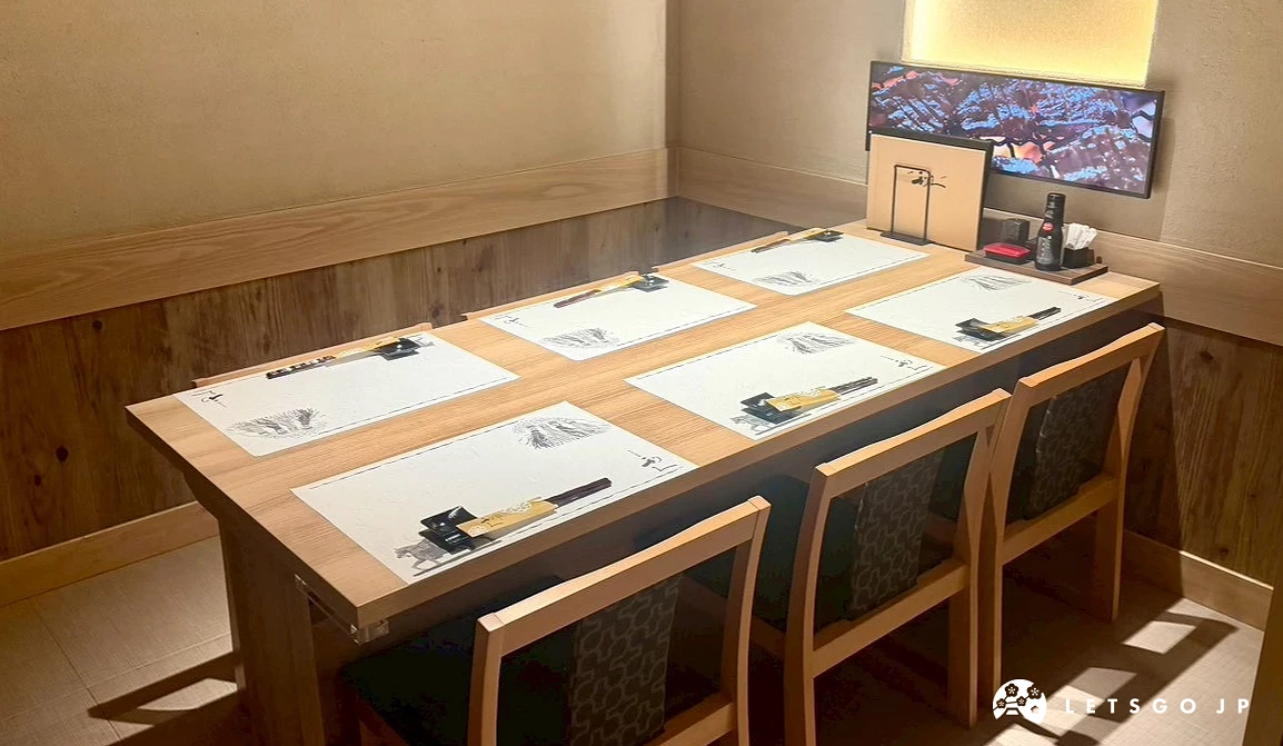 利久仙台站本店內雅緻沉穩的獨立和風包廂,沉穩木質餐桌上整齊擺放著六人份的餐具與桌墊,空間寬敞且私密感十足。