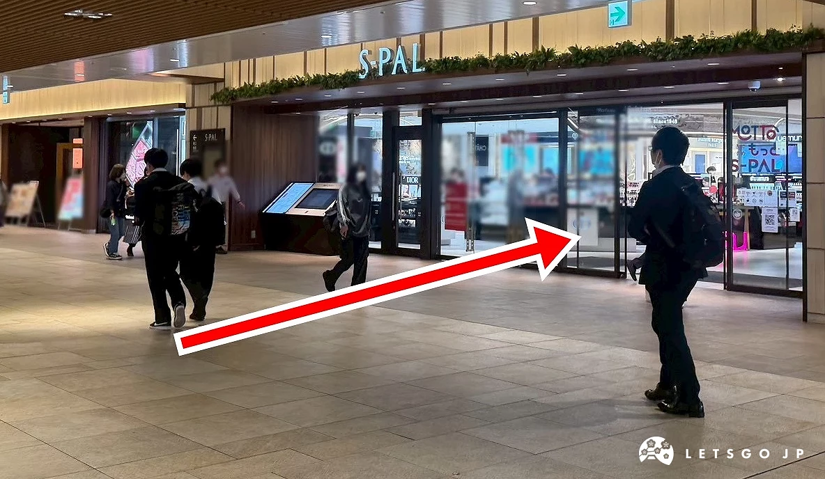 寬敞現代化的S-PAL仙台百貨地下街入口,上方標示著質感的S-PAL金色字樣,與來往的搭車與用餐人潮。