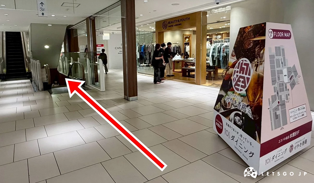 S-PAL仙台百貨地下1樓美食街的乾淨明亮走道,通往全新開幕的利久牛舌仙台站本店,展示著顯眼的宣傳看板。