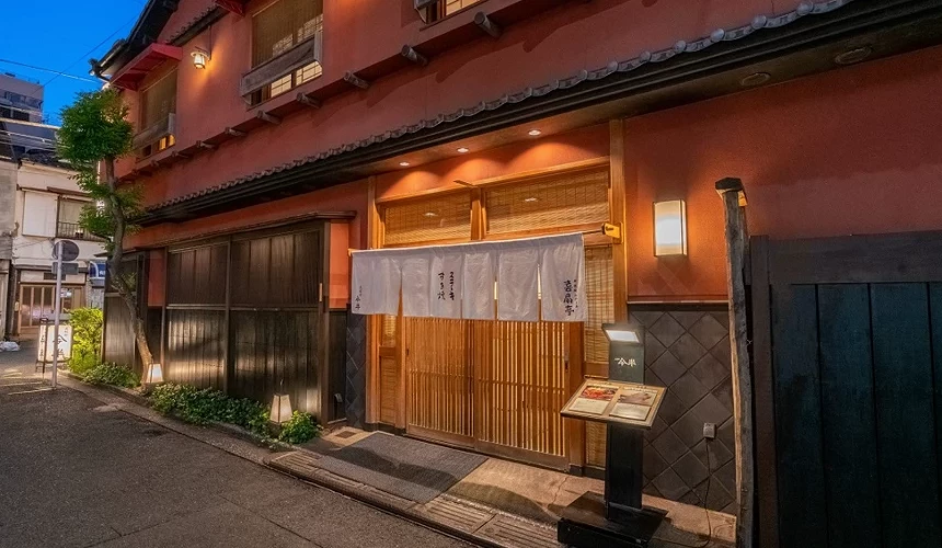 日式木頭店門,上面有掛著白色簾幕