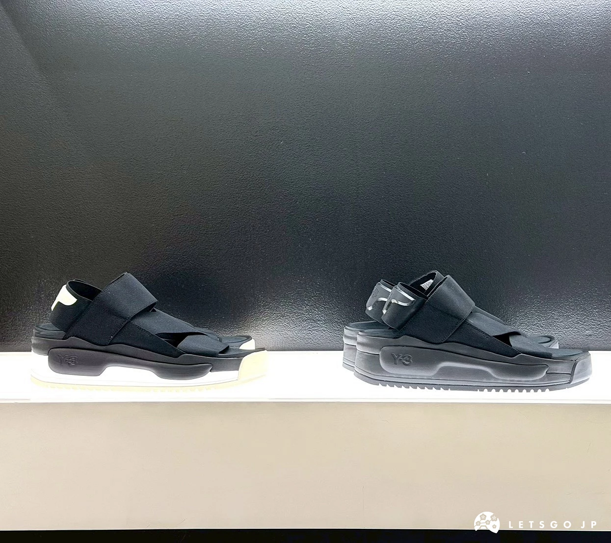 柜位上陈列的两款 Y-3 黑色厚底魔鬼毡运动凉鞋。