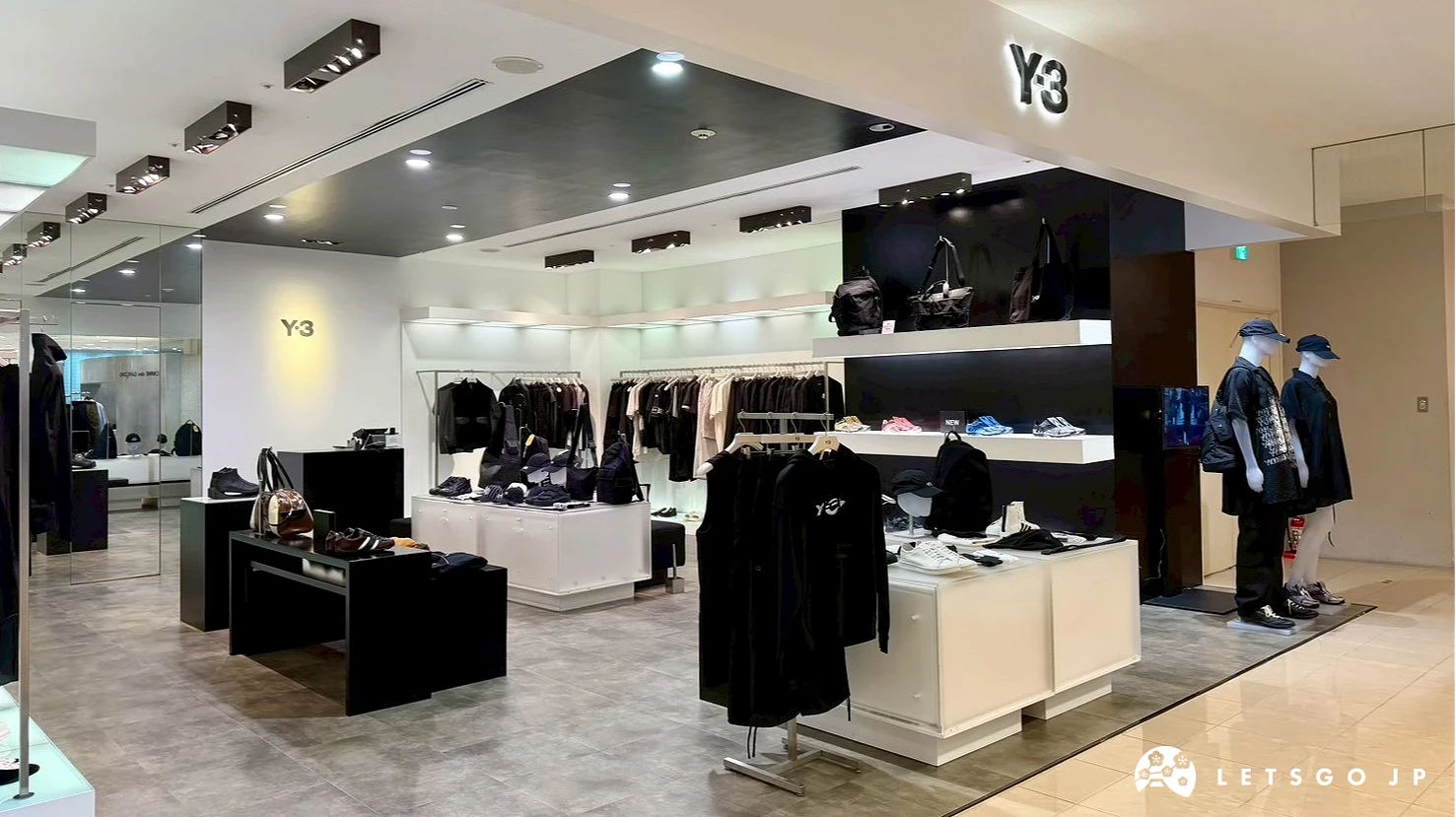 新宿高岛屋 Y-3 专柜店面外观,陈列着黑色系服饰与鞋款。