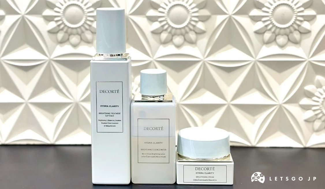 DECORTÉ 黛珂保养品陈列于白色背景前