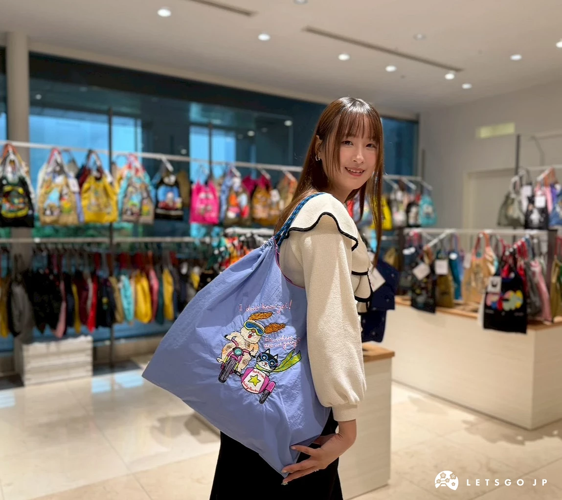女性手提 Ball & Chain「摩托车」系列 蓝色刺绣环保袋于店内拍摄