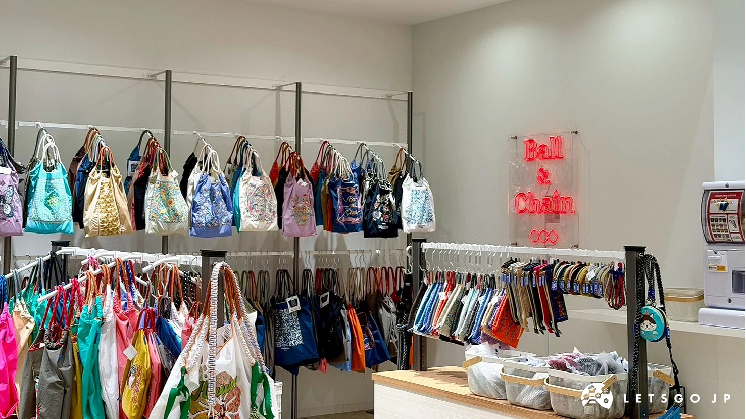 Ball & Chain 店内柜位全景,墙面与层架挂满各式图案的刺绣包款。