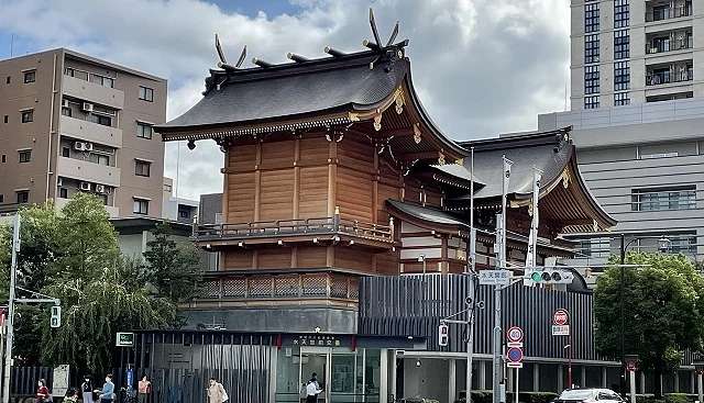 座落於都市內的水天宮呈現了強烈對比