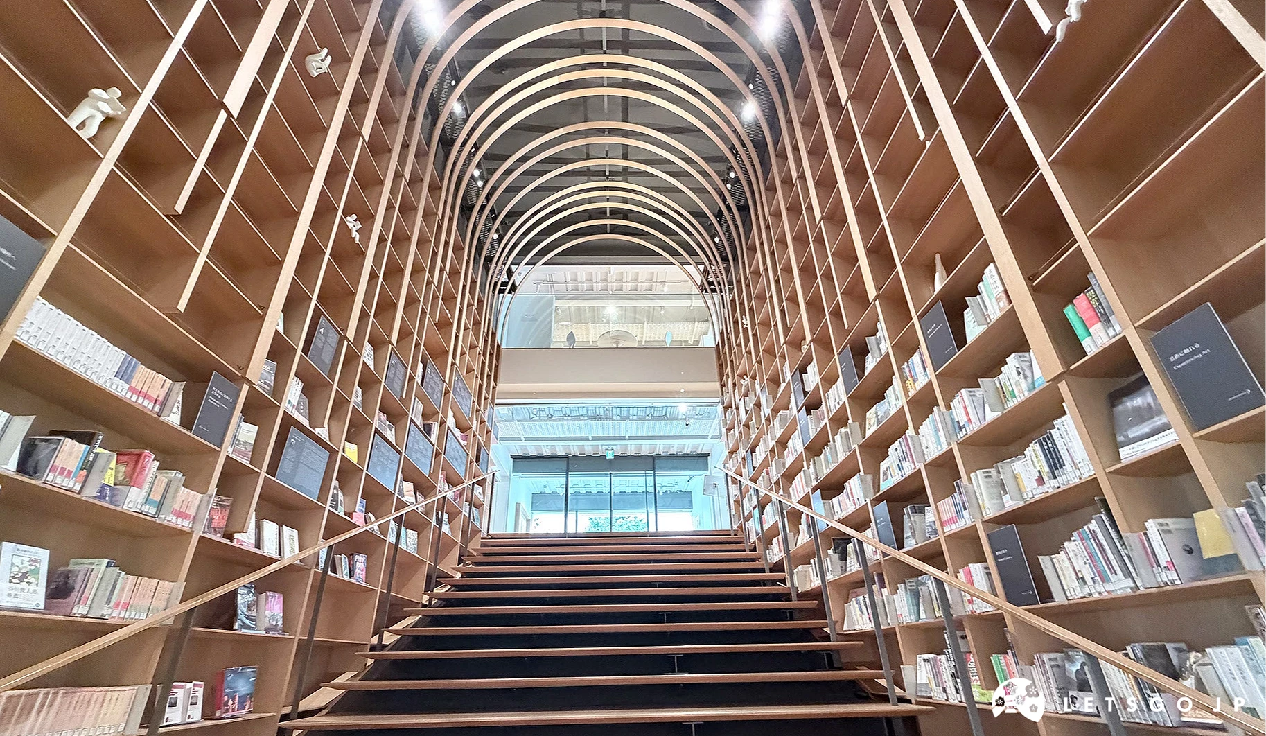村上春樹圖書館（早稻田大學國際文學館）裡面的階梯書架
