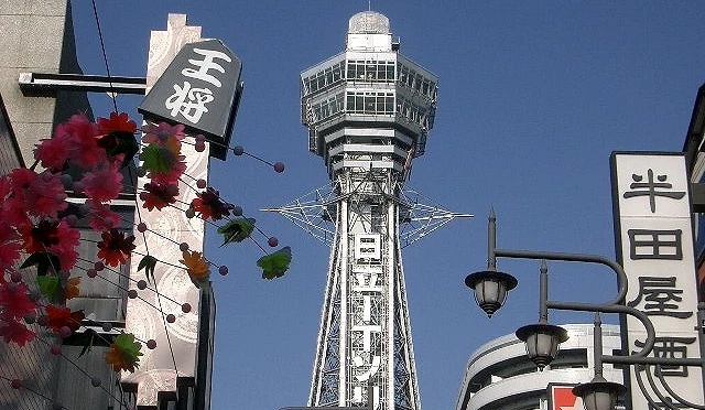 左右兩排商店街,中間是通天閣