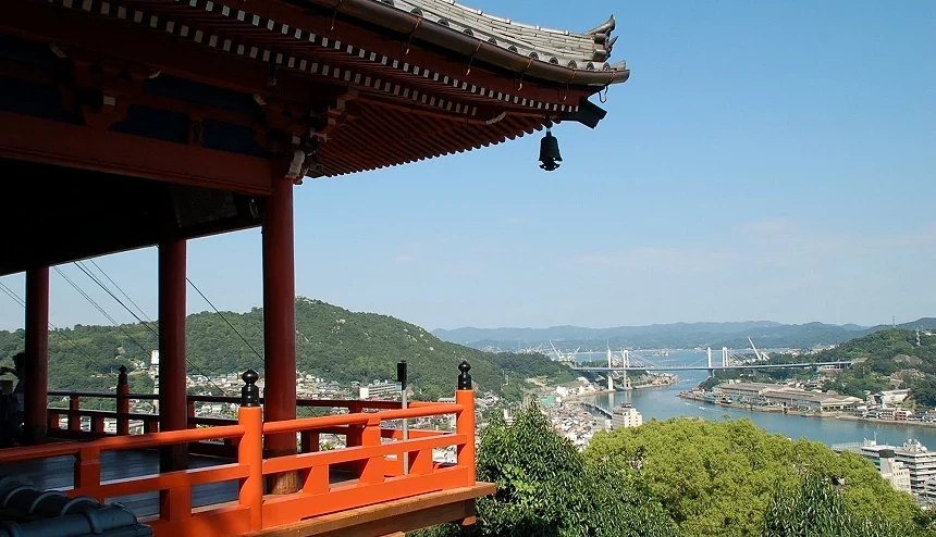 尾道千光寺本堂朱红色建筑,前方设有参拜空间,可远眺尾道市区景色。