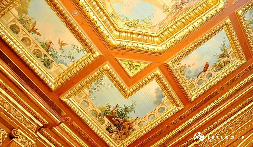 东京迎宾馆赤坂离宫的花鸟厅里墙上的天花板装饰着法国画家油彩画