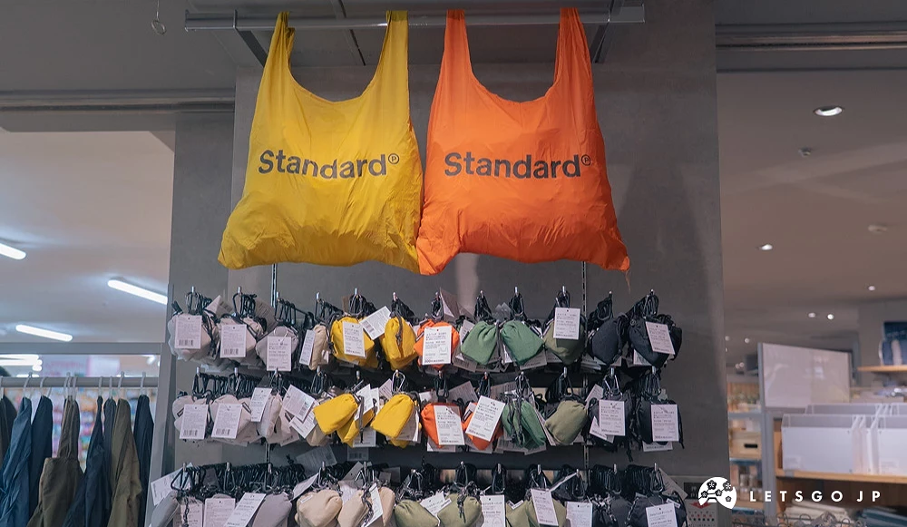 Standard Products 店内陈列黄色、橘色等多款折叠环保袋,收纳后体积小巧,方便随身携带。