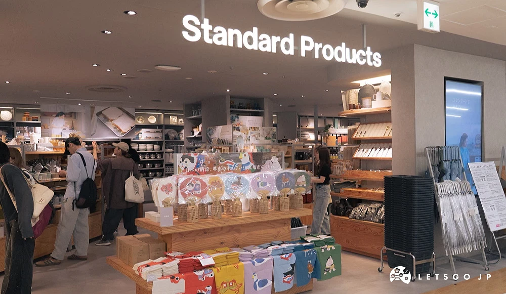 Standard Products 门市内部,展示餐具、生活杂货与期间限定商品,并有多位顾客正在选购