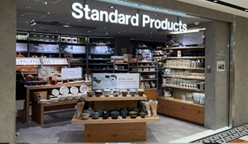 tandard Products 门市入口与店内陈列,展示餐具、玻璃杯及各式生活杂货