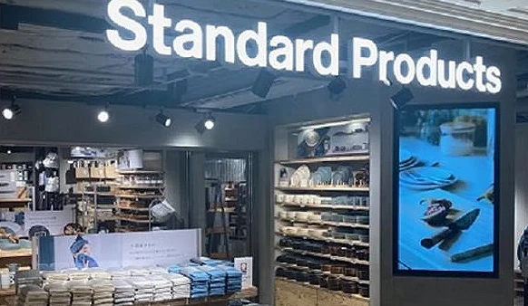 Standard Products 与 THREEPPY 复合门市,分别展示简约生活杂货与粉嫩风格商