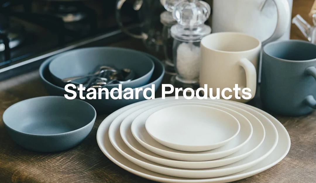Standard Products 简约餐具形象照,展示白色与蓝灰色餐盘、碗盘及马克杯