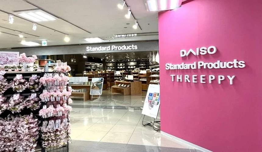DAISO、Standard Products 与 THREEPPY 复合门市入口,展示三个品牌共用的购物空间