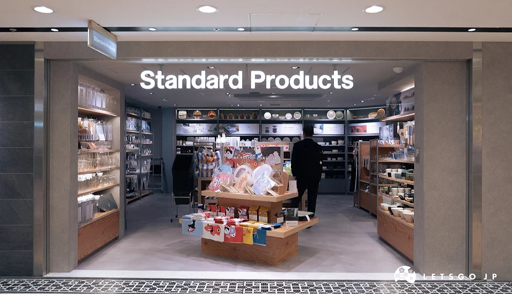 Standard Products 门市入口与店内陈列,展示餐具、生活杂货与期间限定商品