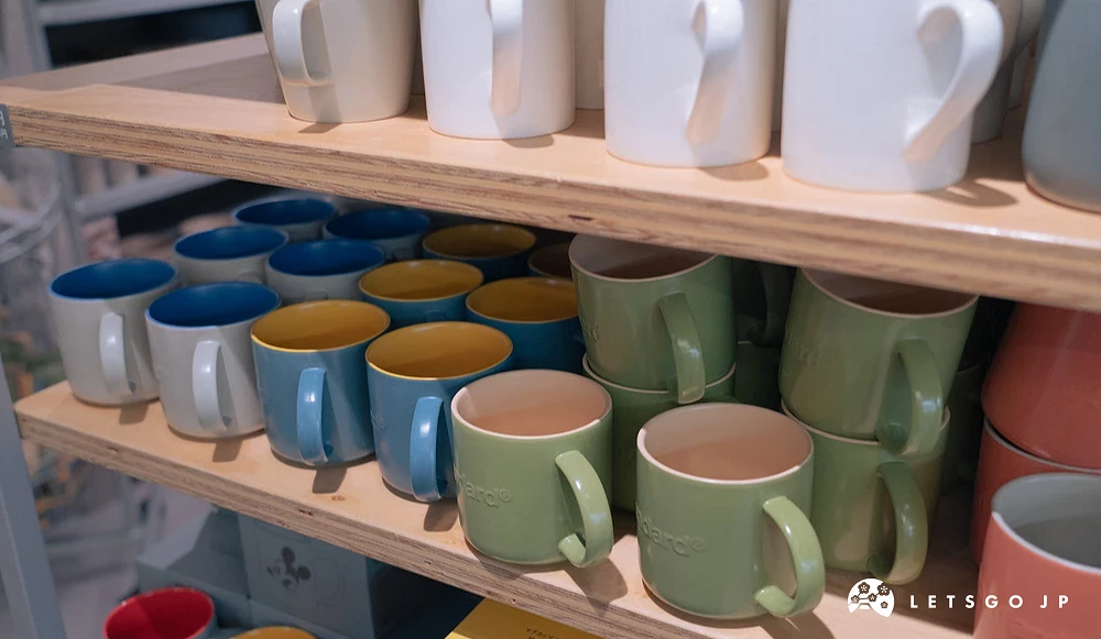 Standard Products 店内陈列蓝、绿、红等多色马克杯,展现简约缤纷的餐具设计
