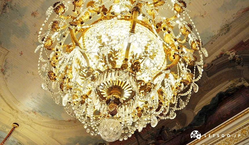 东京迎宾馆赤坂离宫的羽衣厅(羽衣の间)的水晶吊灯