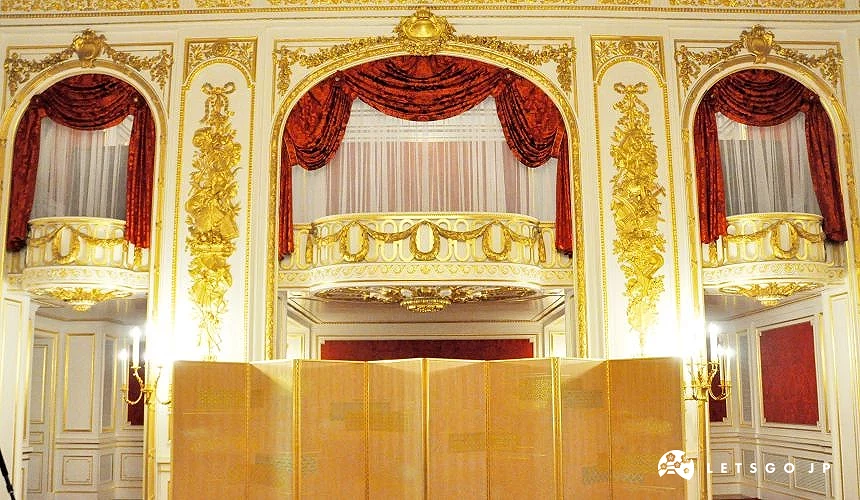 东京迎宾馆赤坂离宫的羽衣厅(羽衣の间)位在二楼的音乐演奏席
