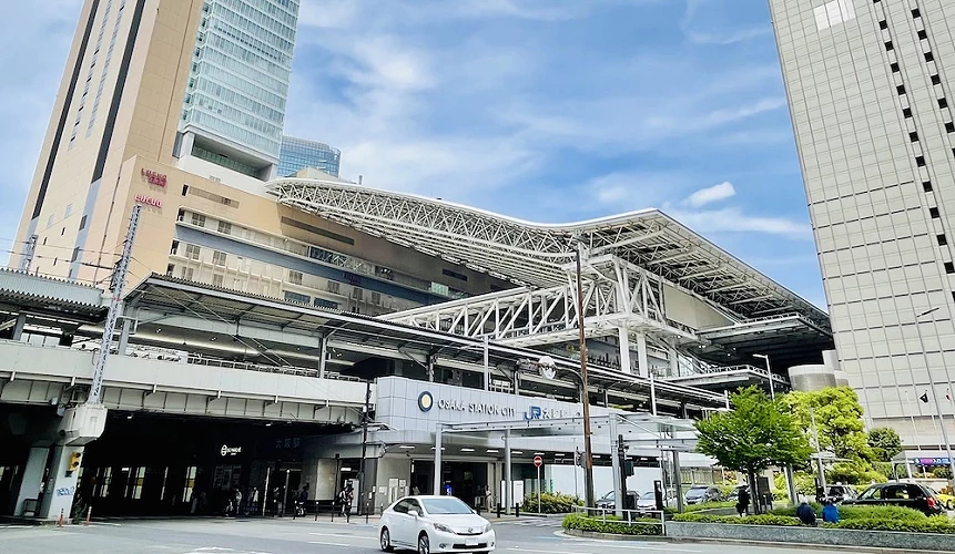 大阪车站城的现代化车站建筑外观