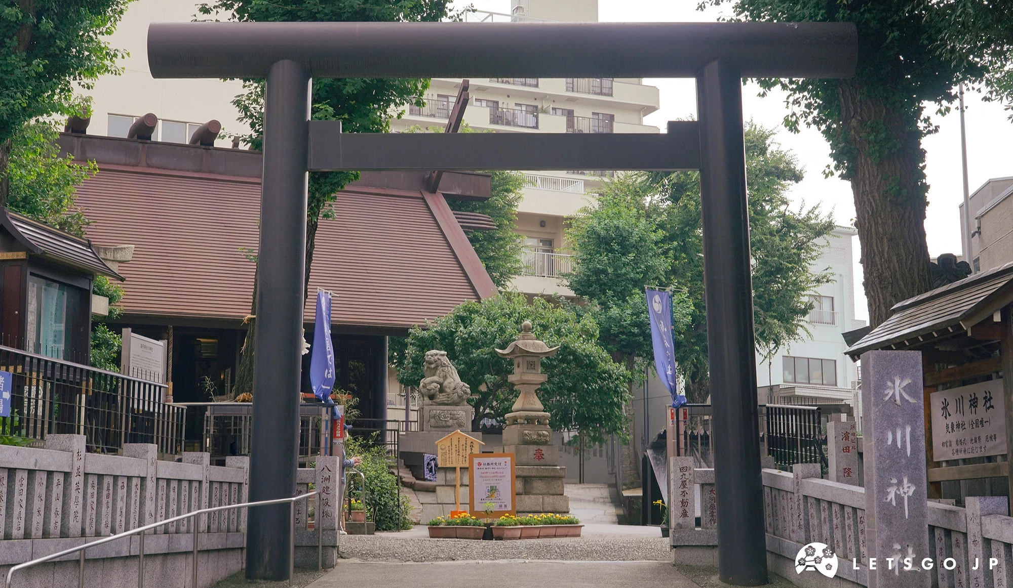 阴天在冰川神社的对象马路,拍摄神社的正门
