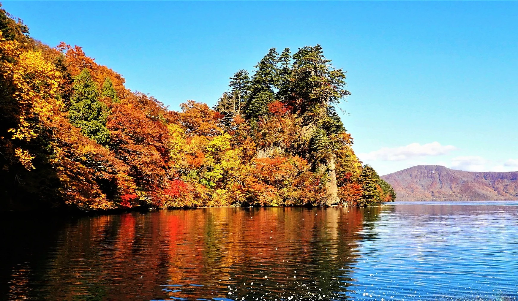 十和田湖畔楓葉景色