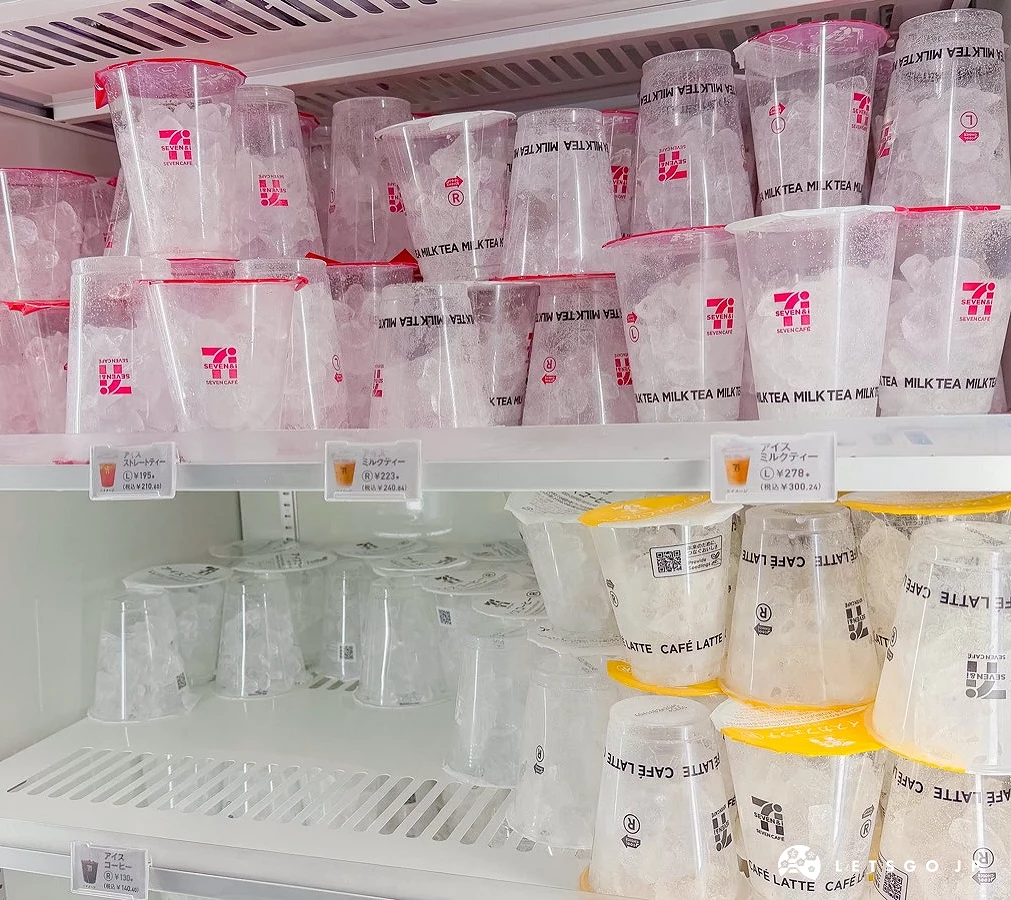 7-11冰櫃裡放滿咖啡杯子
