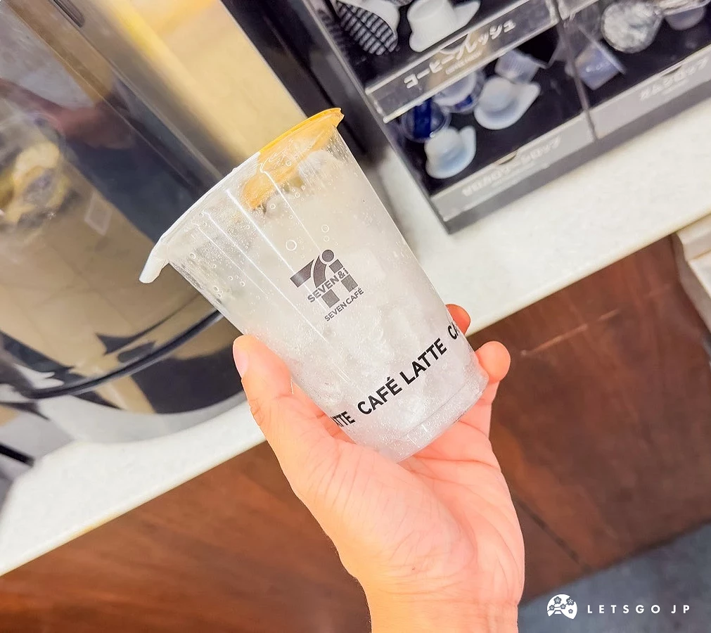 手拿著7-11冰塊杯