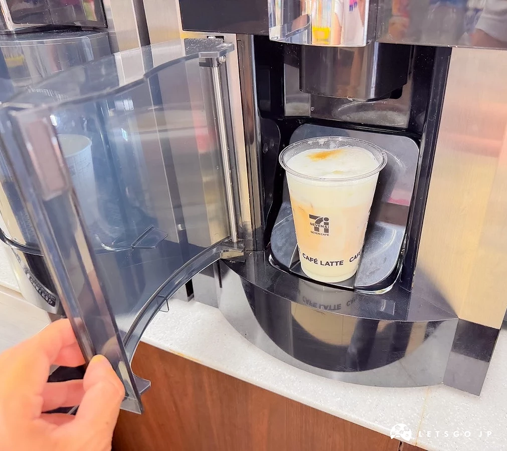 7-11咖啡機剛做好的冰拿鐵
