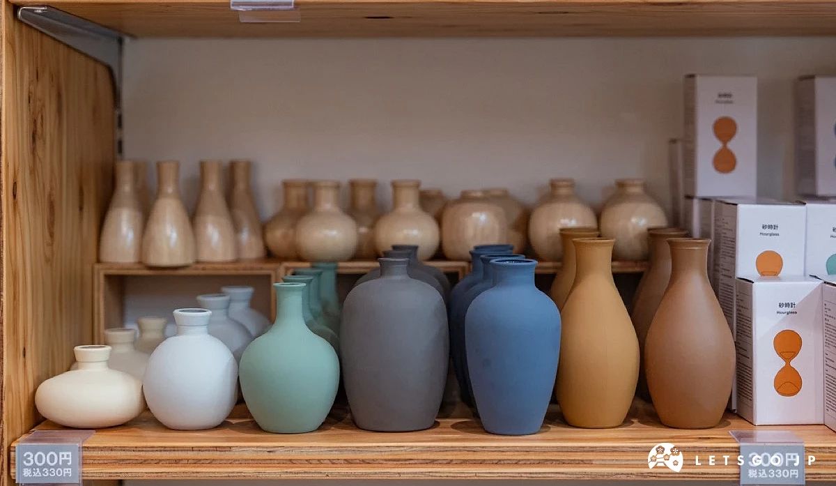 Standard Products 店内展示陶器花瓶,呈现自然简约的居家风格