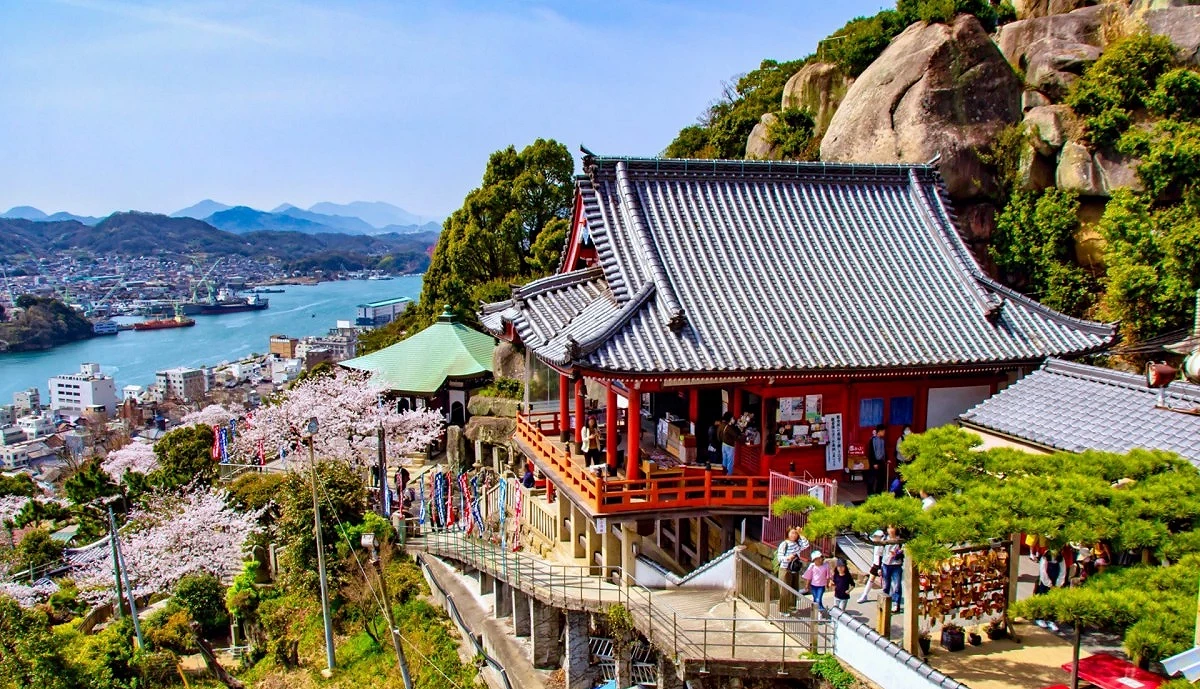 尾道千光寺本堂朱红色建筑,前方设有参拜空间,可远眺尾道市区景色。