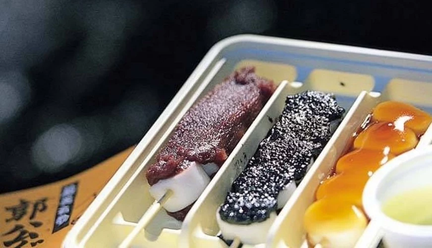 郭公屋飞天团子三种口味装在盒中
