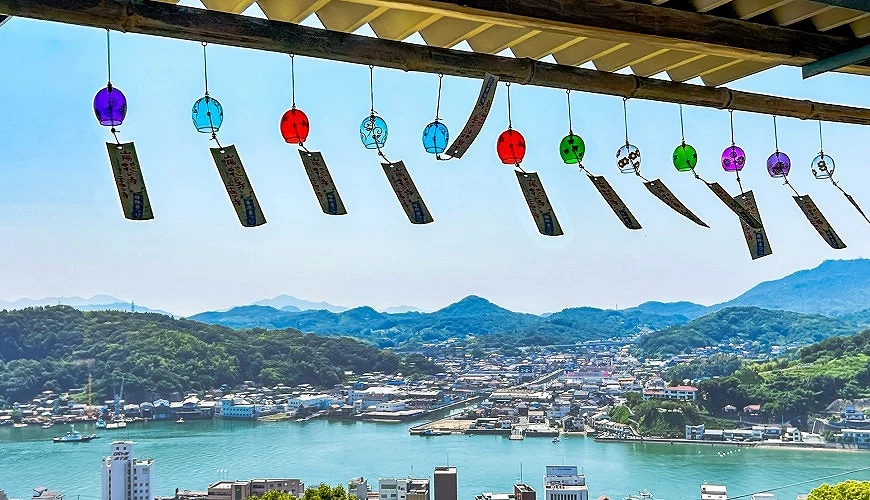 悬挂着众多透明风铃的千光寺福铃祭
