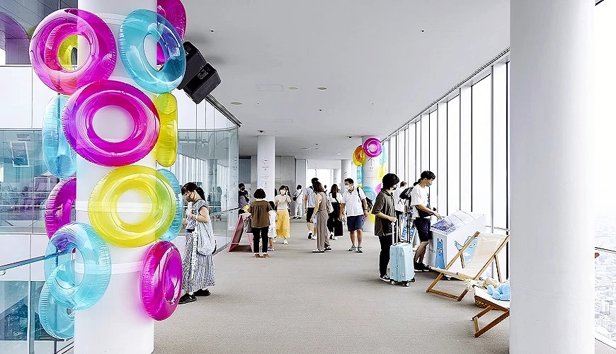 「阿倍野HARUKAS」展望台上的游客